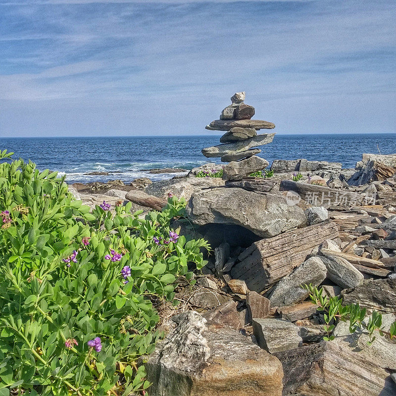 堆叠禅宗岩石，岩峰岛缅因州海洋海岸海岸