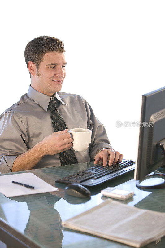 商务主管在办公桌上喝咖啡