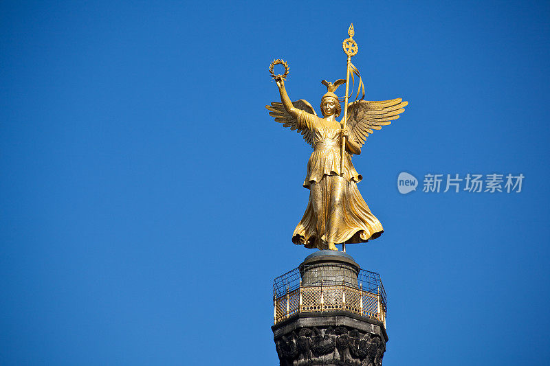 柏林的胜利天使对抗明亮的蓝天