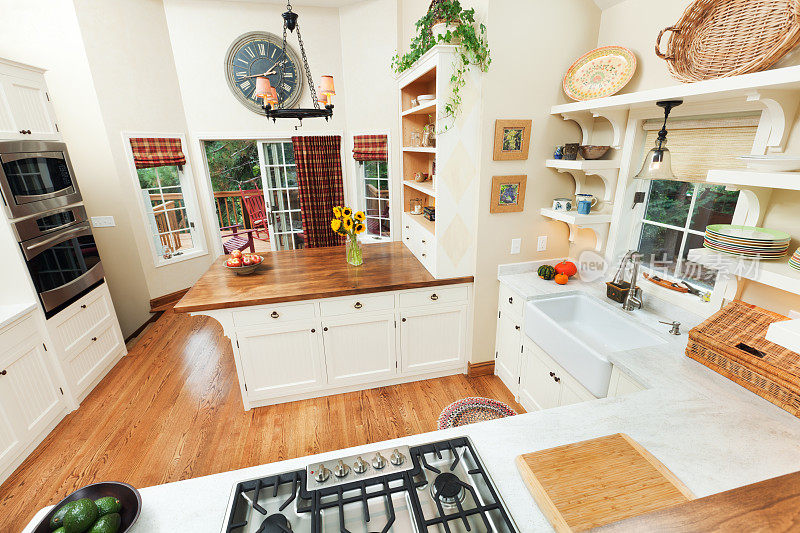 当代展示家庭厨房与室外甲板的观点