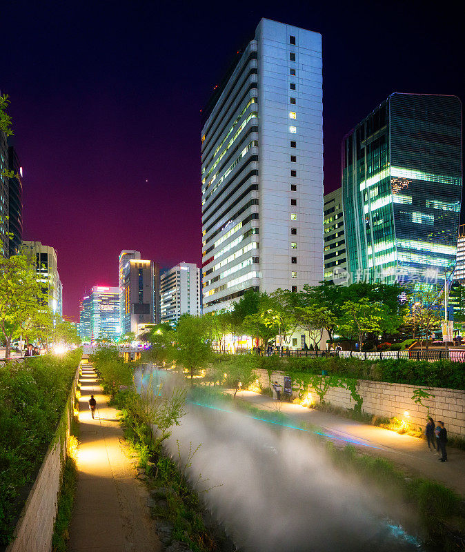 首尔清溪川大道夜景斜视