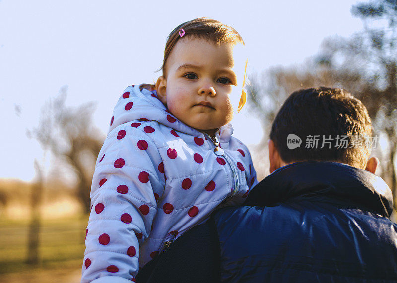 父亲让女儿骑在他的背上