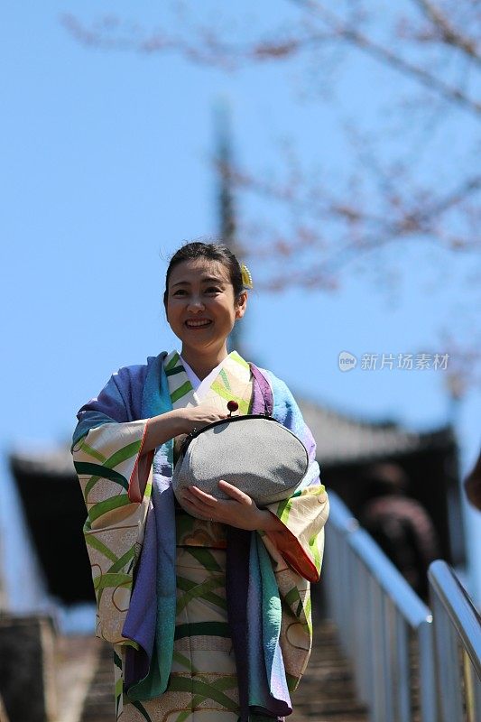 穿着和服的女士走在京都台阶上