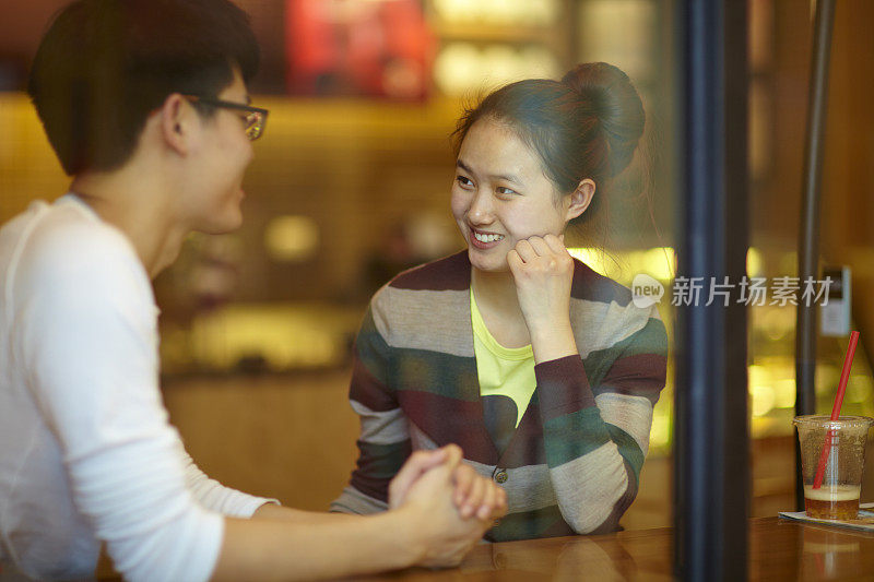 年轻的亚洲人在咖啡馆约会