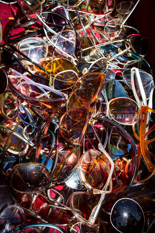 阳光下的一堆旧眼镜
