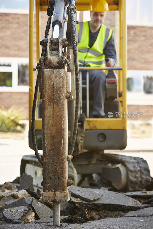建筑工人正在现场操作挖掘机
