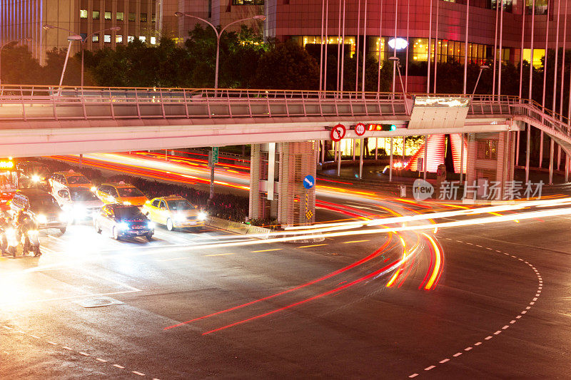 现代城市夜晚的交通状况