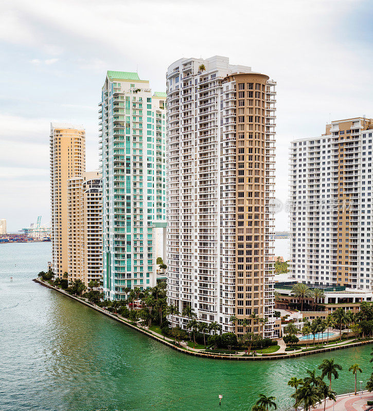 迈阿密河布里克尔指向高大的公寓大楼和河边散步道