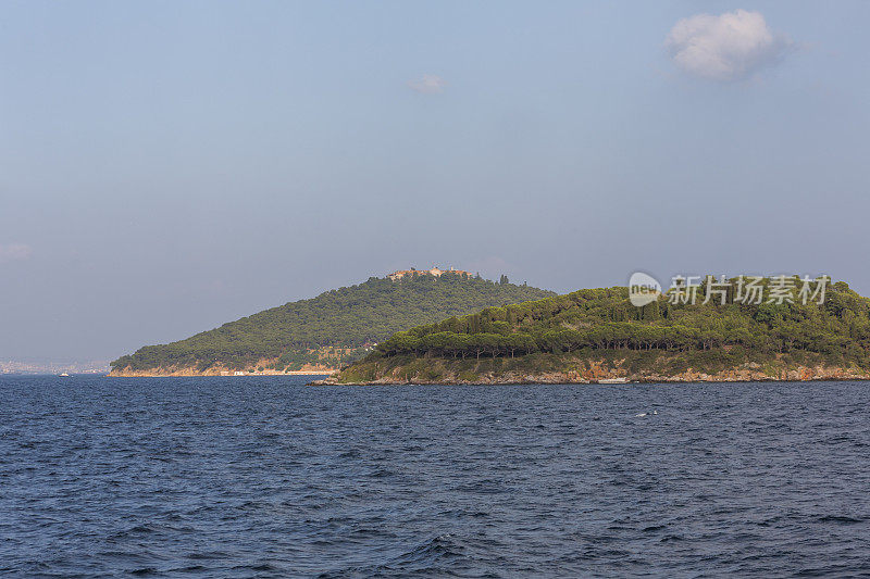 土耳其伊斯坦布尔马尔马拉海王子群岛的Heybeliada海岸