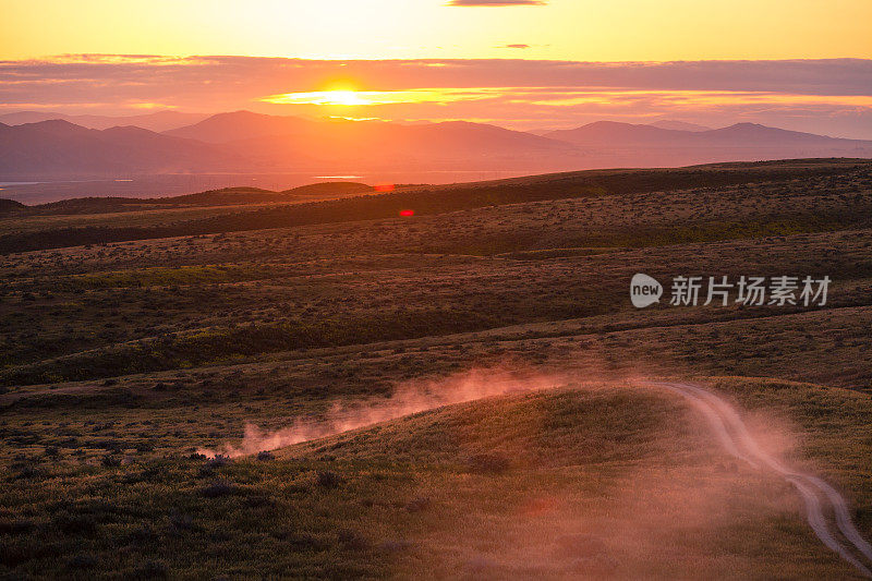 穿过Sunsut卡里佐平原景观的土路