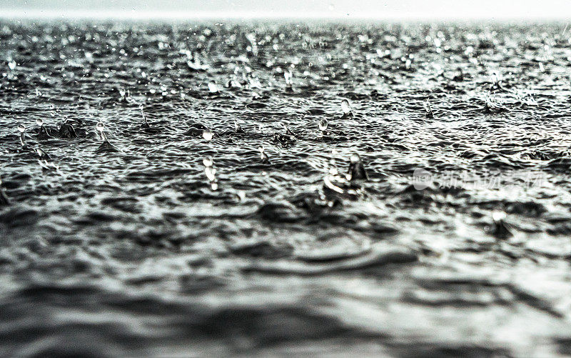 暴雨落在水面上