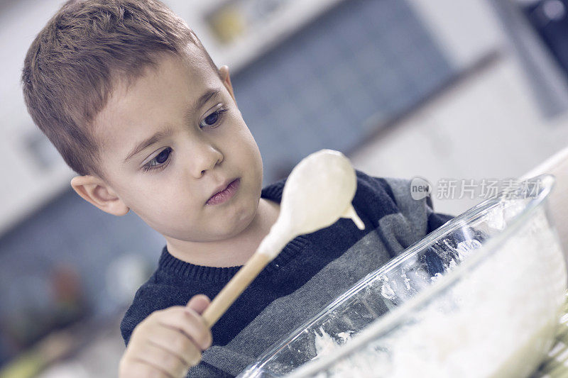 学做饭的小男孩