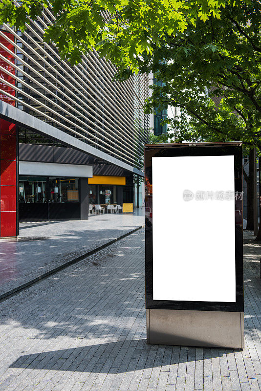 垂直广告牌与广告空间和复制空间在白色显示屏上拍摄户外
