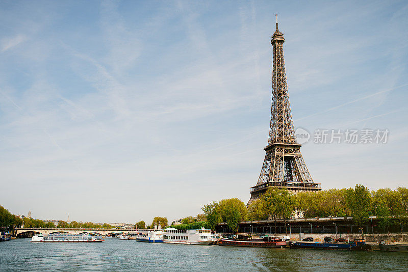 埃菲尔铁塔位于巴黎塞纳河左岸