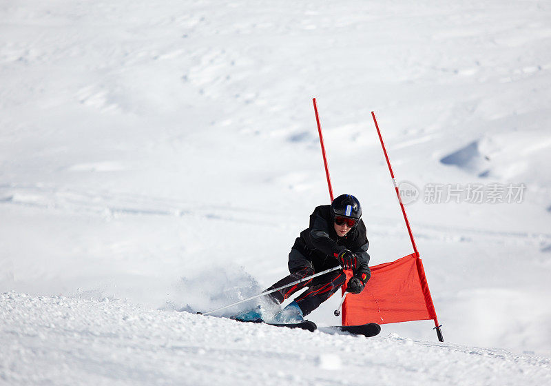 在旗帜检查点附近的滑雪选手从斜坡上下来