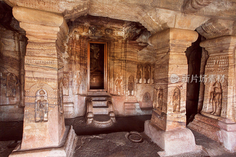 印度遗产的纪念碑。7世纪的石窟寺，献给耆那教主大公，在巴达米镇，印度