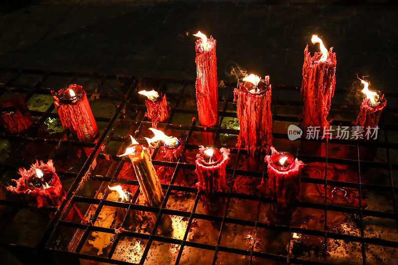 在中国寺庙，红色的中国烛火燃烧着浅的景深