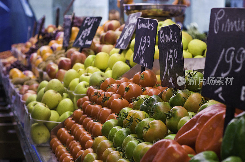新鲜水果和蔬菜在市场展出