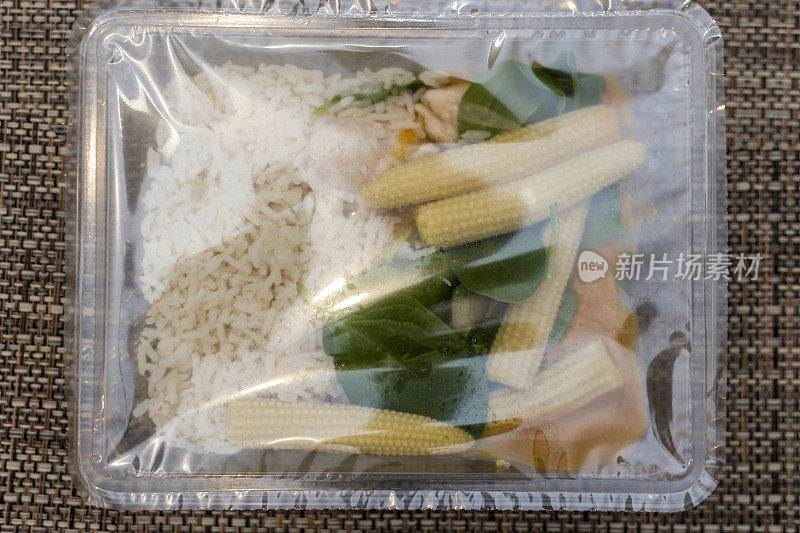 装在塑料容器里的Katsu咖喱饭