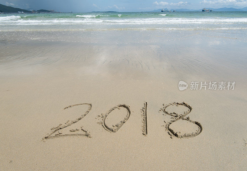 2018年沙滩上的沙子与海浪