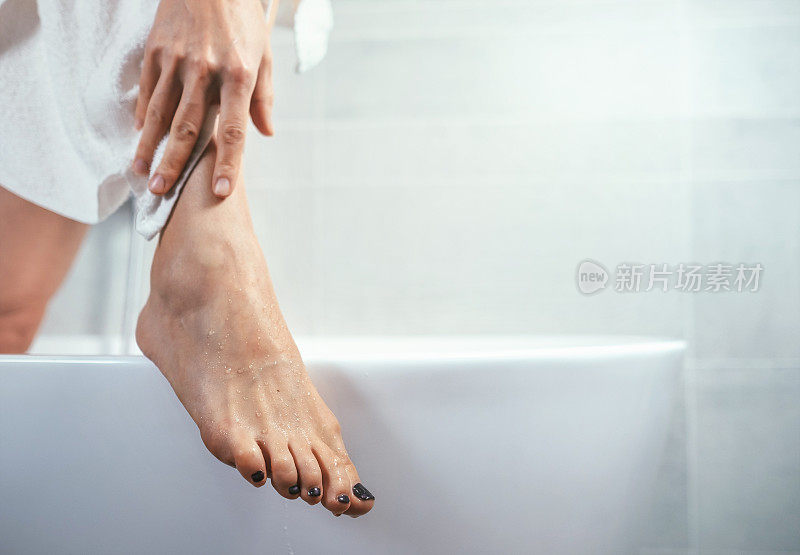 浴缸边整洁的女人的脚
