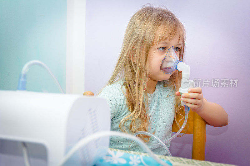 可爱小女孩用吸入器的肖像