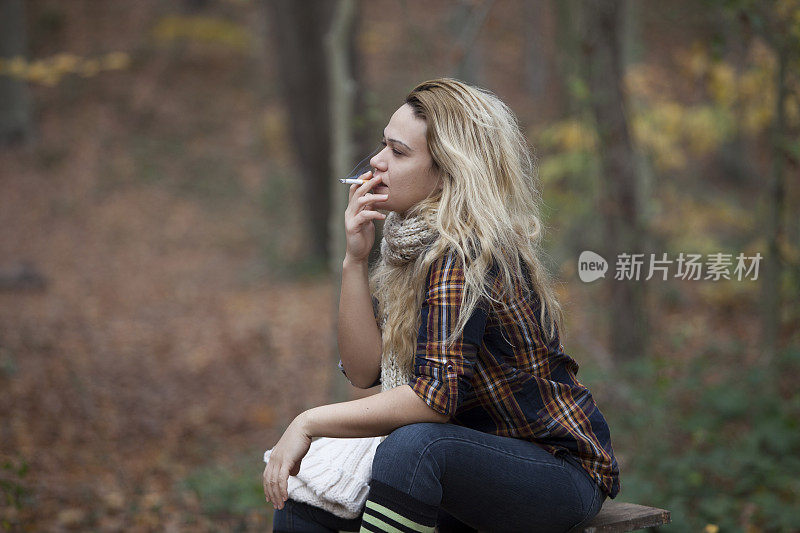 在森林里抽烟的女人