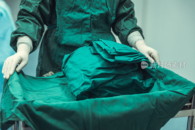 特写的擦洗护士采取医疗器械，手术和紧急概念