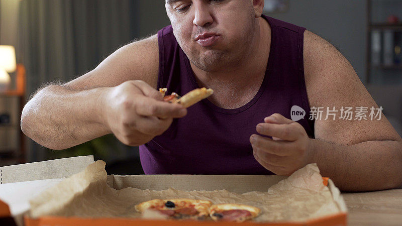 超重男性晚上喜欢吃披萨，对不健康的食物上瘾