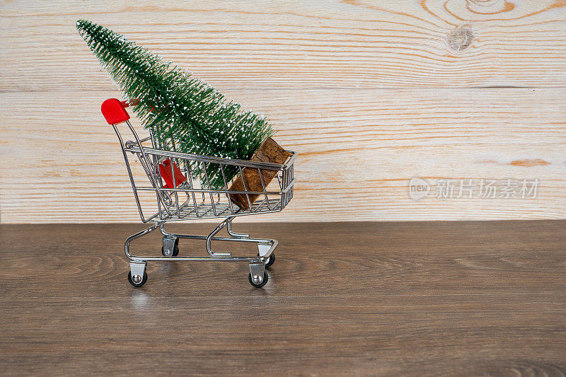 圣诞树在购物车，冬季销售概念