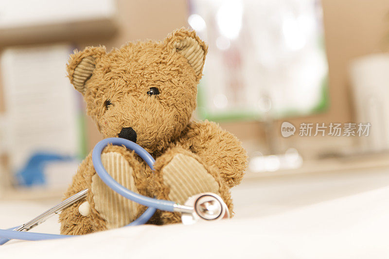 泰迪熊和听诊器在儿科医生的办公室。