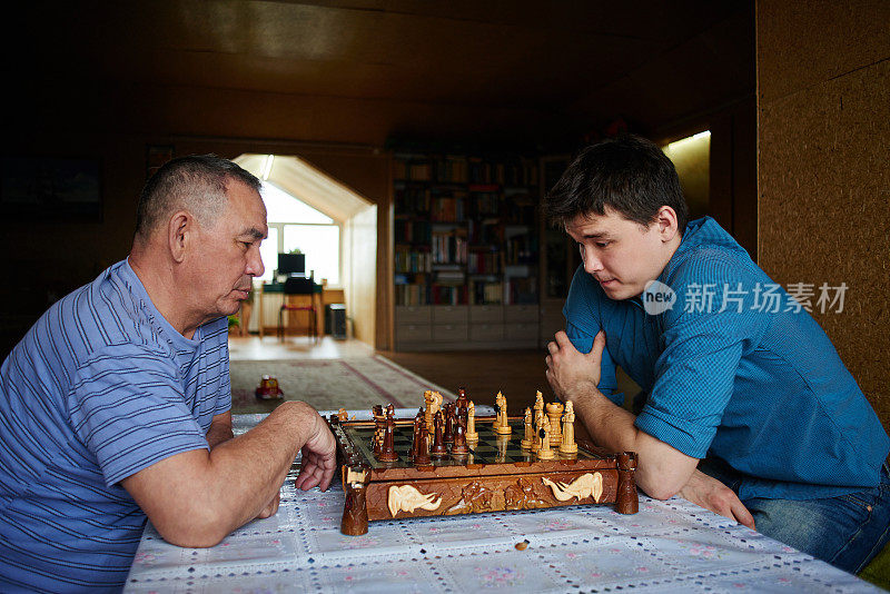 两个哈萨克父子下棋
