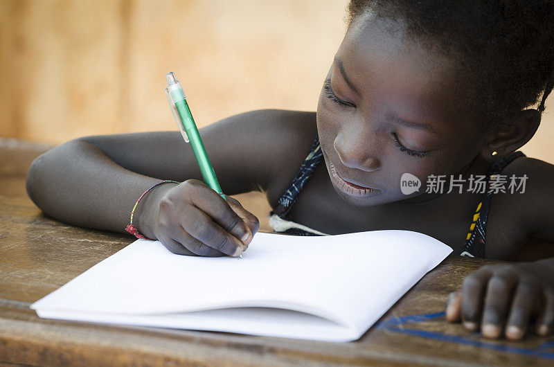 学校符号-非洲小女孩写笔记