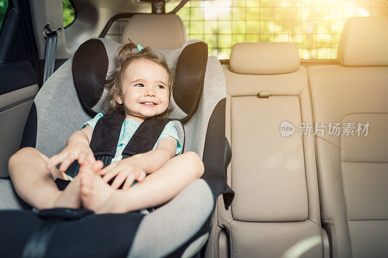 女婴扣在她的汽车座椅上。