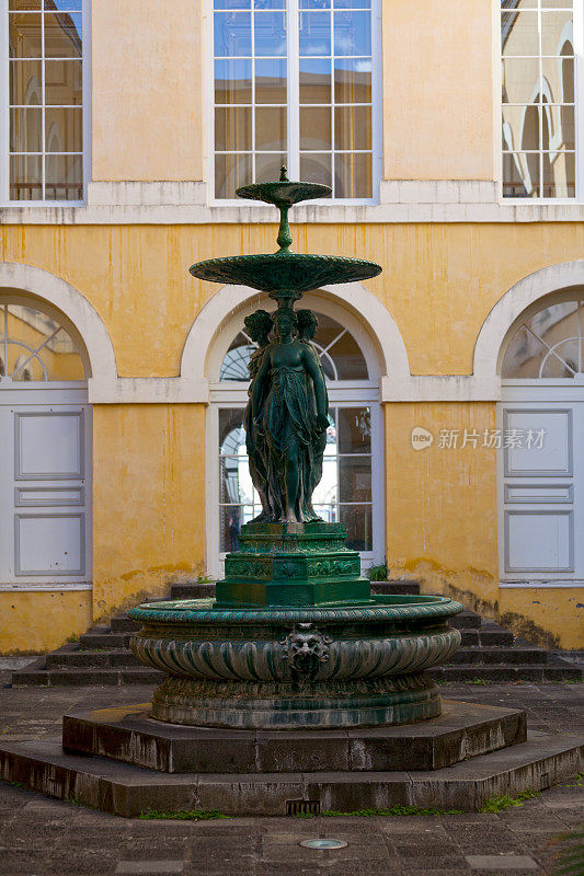 圣德尼酒店的旧喷泉