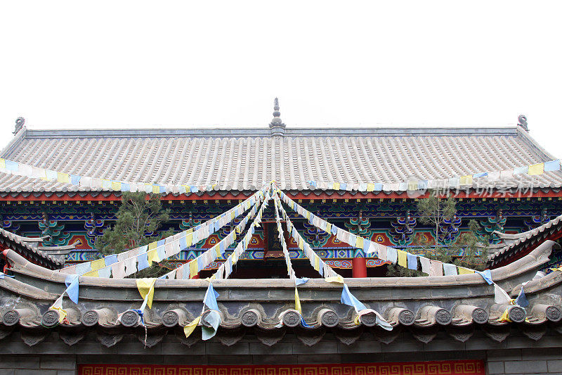 2014年11月23日，中国河北省滦州市，一座寺庙的屋顶景观设计