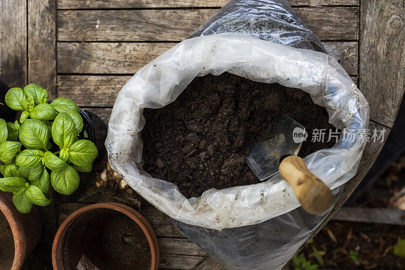 用泥铲和植物堆肥