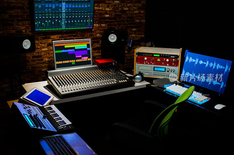 录音室配有专业的数码录音设备。音乐、录音、剪辑、播音的概念背景