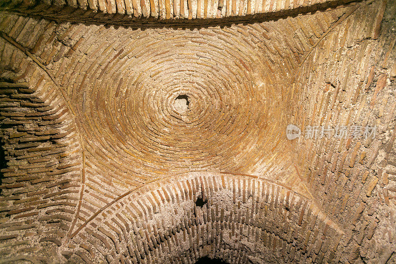 土耳其伊斯坦布尔拉莱利塔山历史悠久的古罗马地下蓄水池屋顶改造