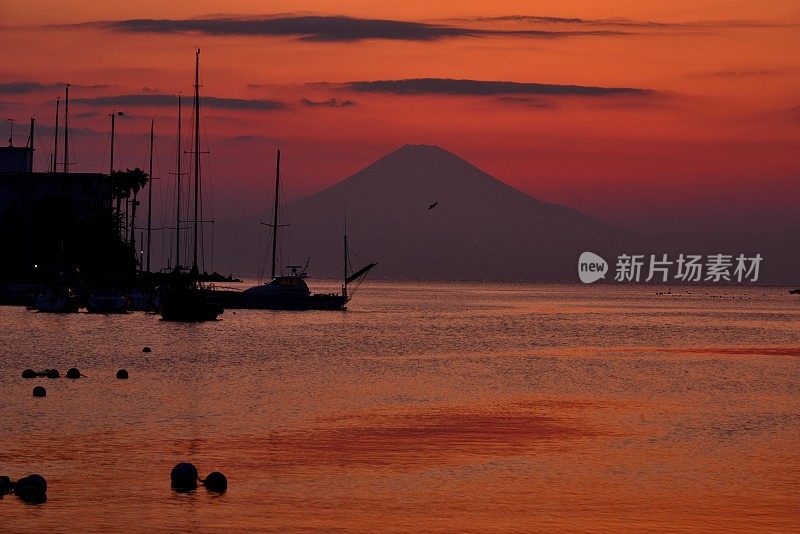 日落后的富士山，摄于三浦半岛的莫若矶湾