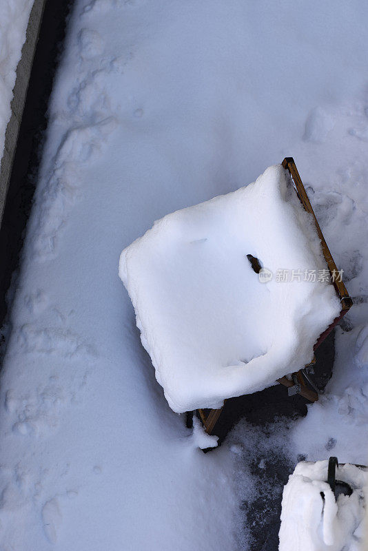 椅子上的雪