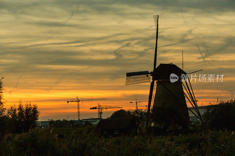 金德杰克运河上的风车景色丰富多彩。欧洲荷兰肯德迪克村的日落。