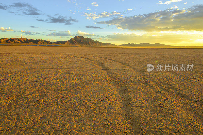 沙漠湖在晨光中裂泥