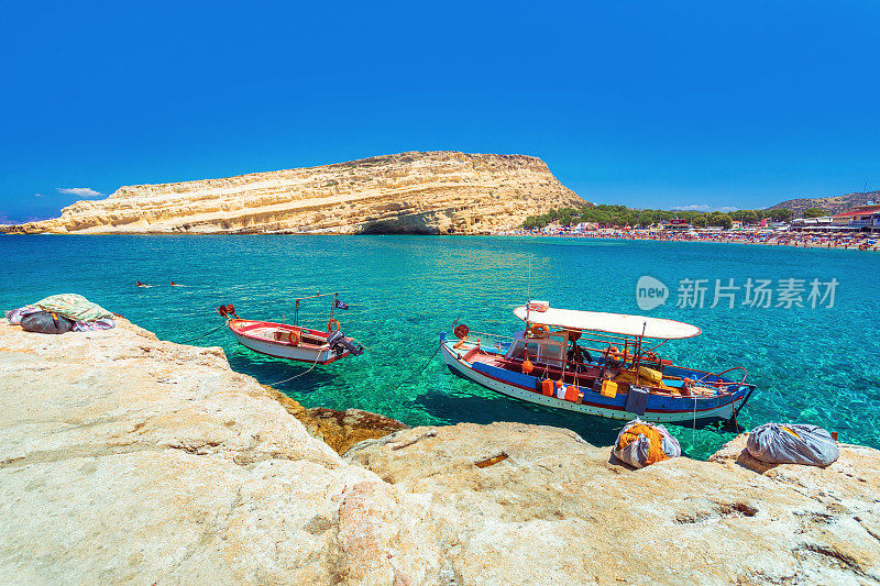马塔拉海滩上有古老的渔船，岩石上的洞穴曾被用作罗马墓地，在70年代，生活在希腊克里特岛世界各地的嬉皮士