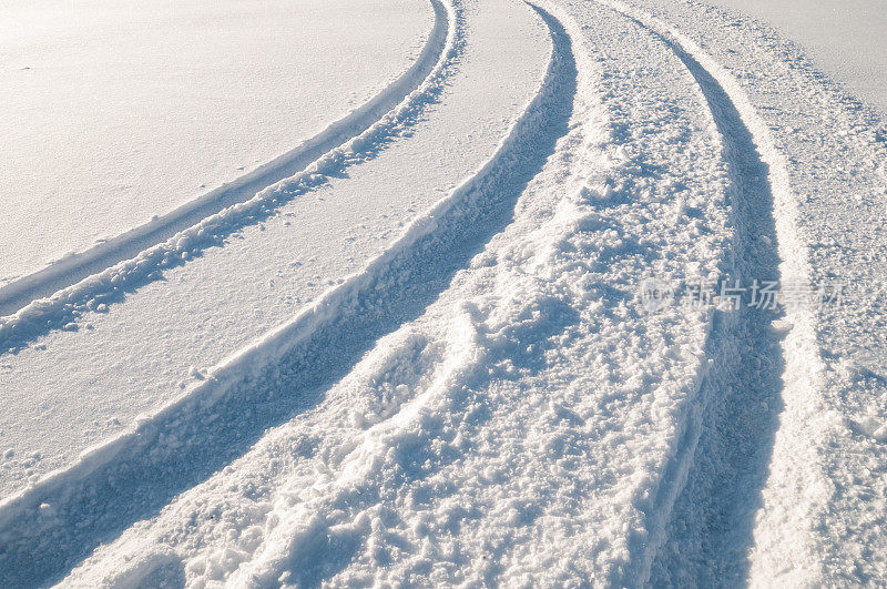 雪地上的轮胎印