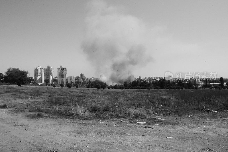 城市附近的田野着火了