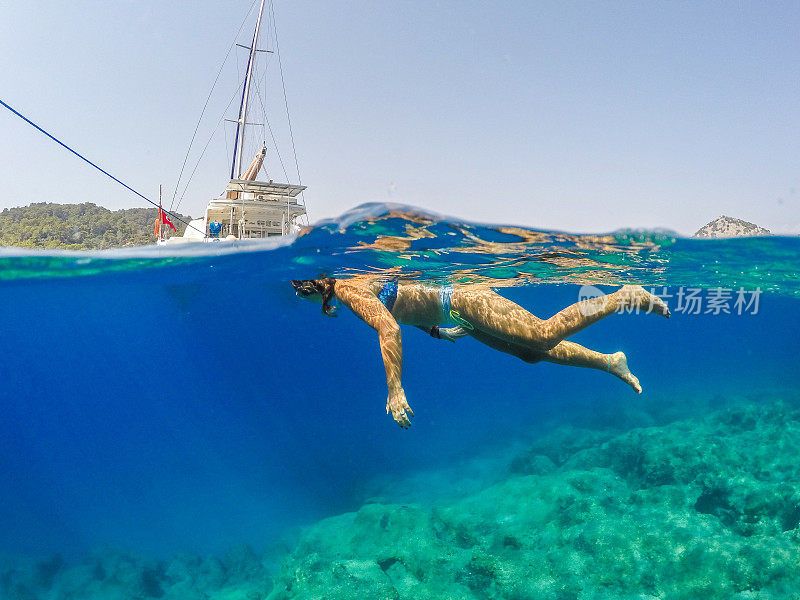 Göbün湾在Göcek。漂浮在海底的女士。