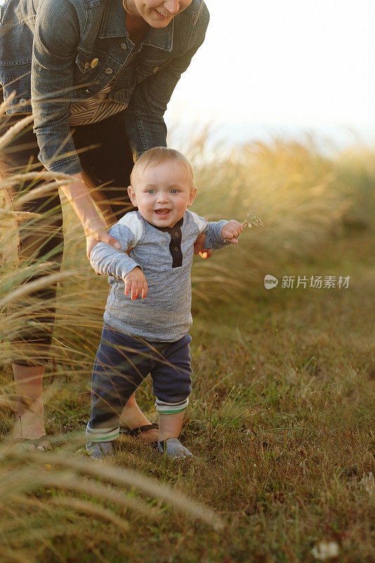 家庭与婴儿玩户外