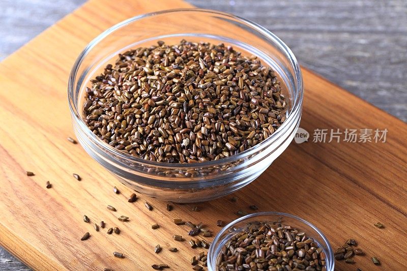 烤决明子(Kyulmyungja茶)在玻璃碗