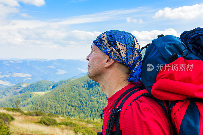 在山上看风景的人